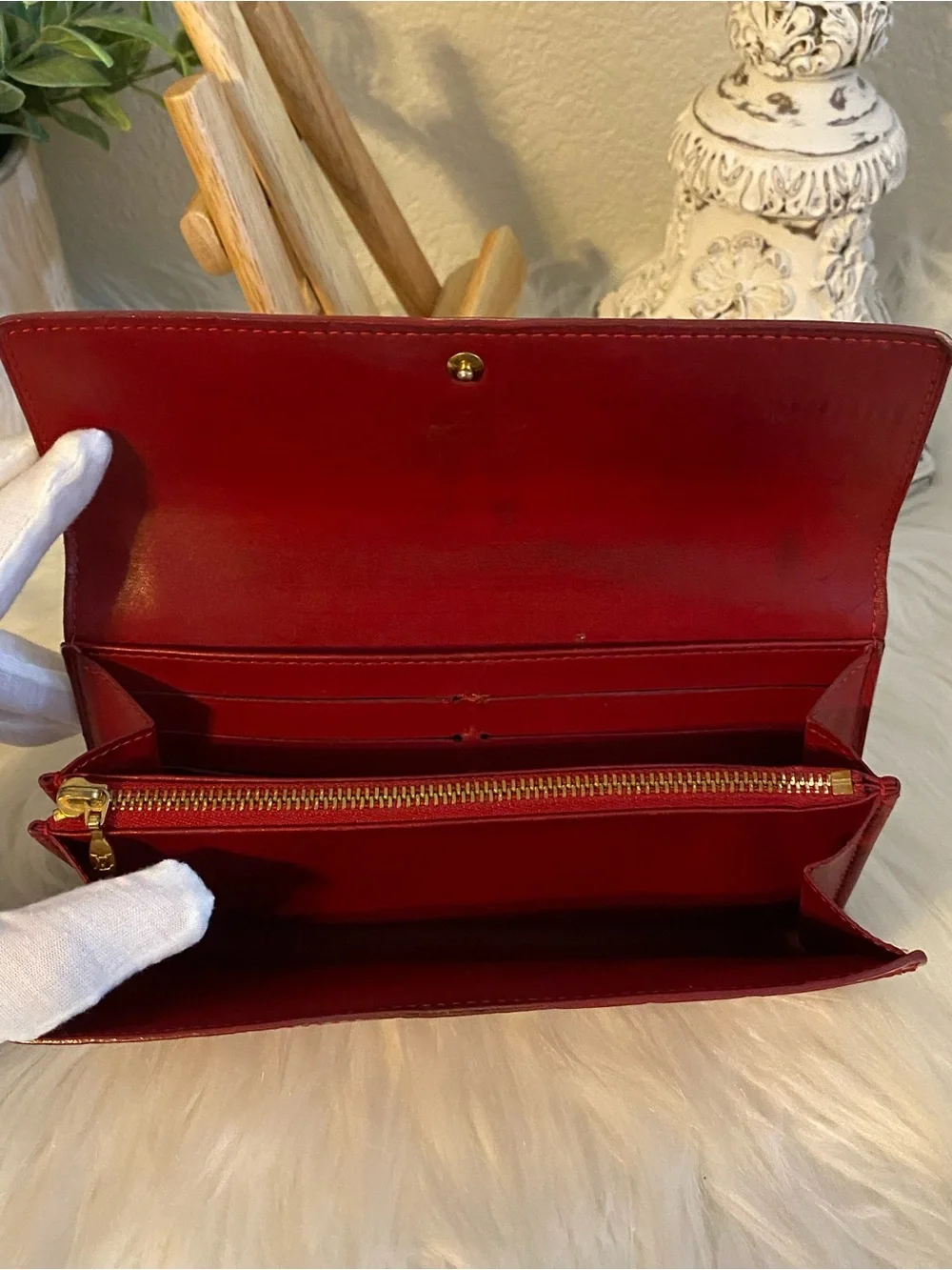 Louis Vuitton Monogram Vernis Sarah Wallet in Pomme d'Amour red patent leather